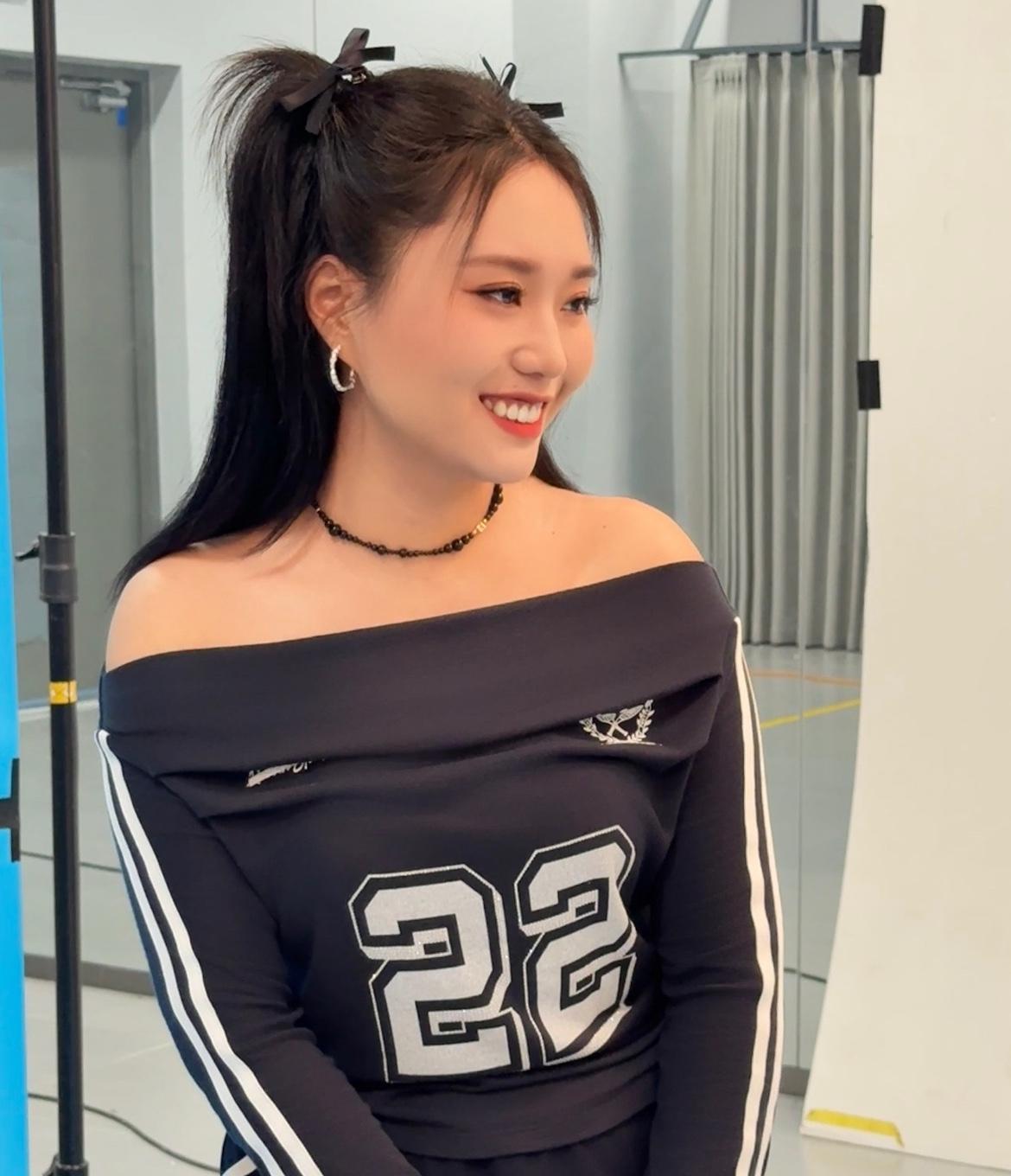 李雪琴做的少女运动风妆发！是不是很少女呢？！妆容和衣品提升了，整个人看着都