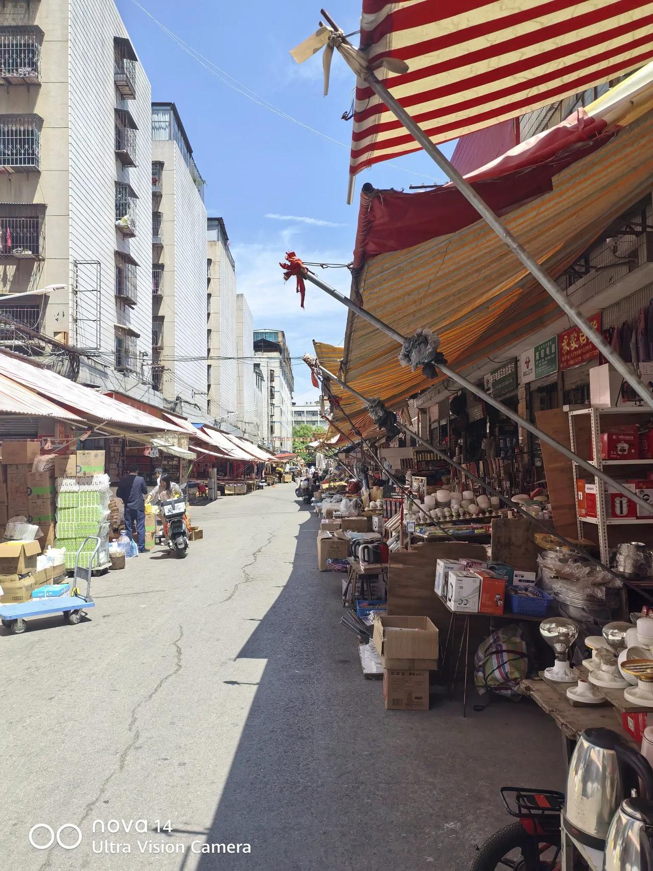 昆明作为东南亚的桥头堡，云南的省会，吸引人们前来的可不只是春城的气候，还有各种游