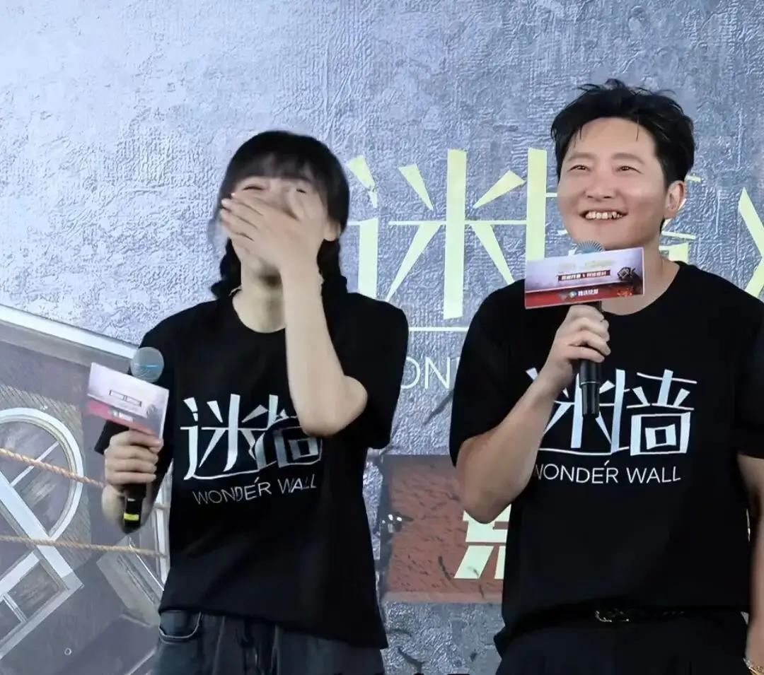 郭京飞说：我们长成这样，人家能一直找我们拍戏？意思是说：虽然我们长的丑点，但我