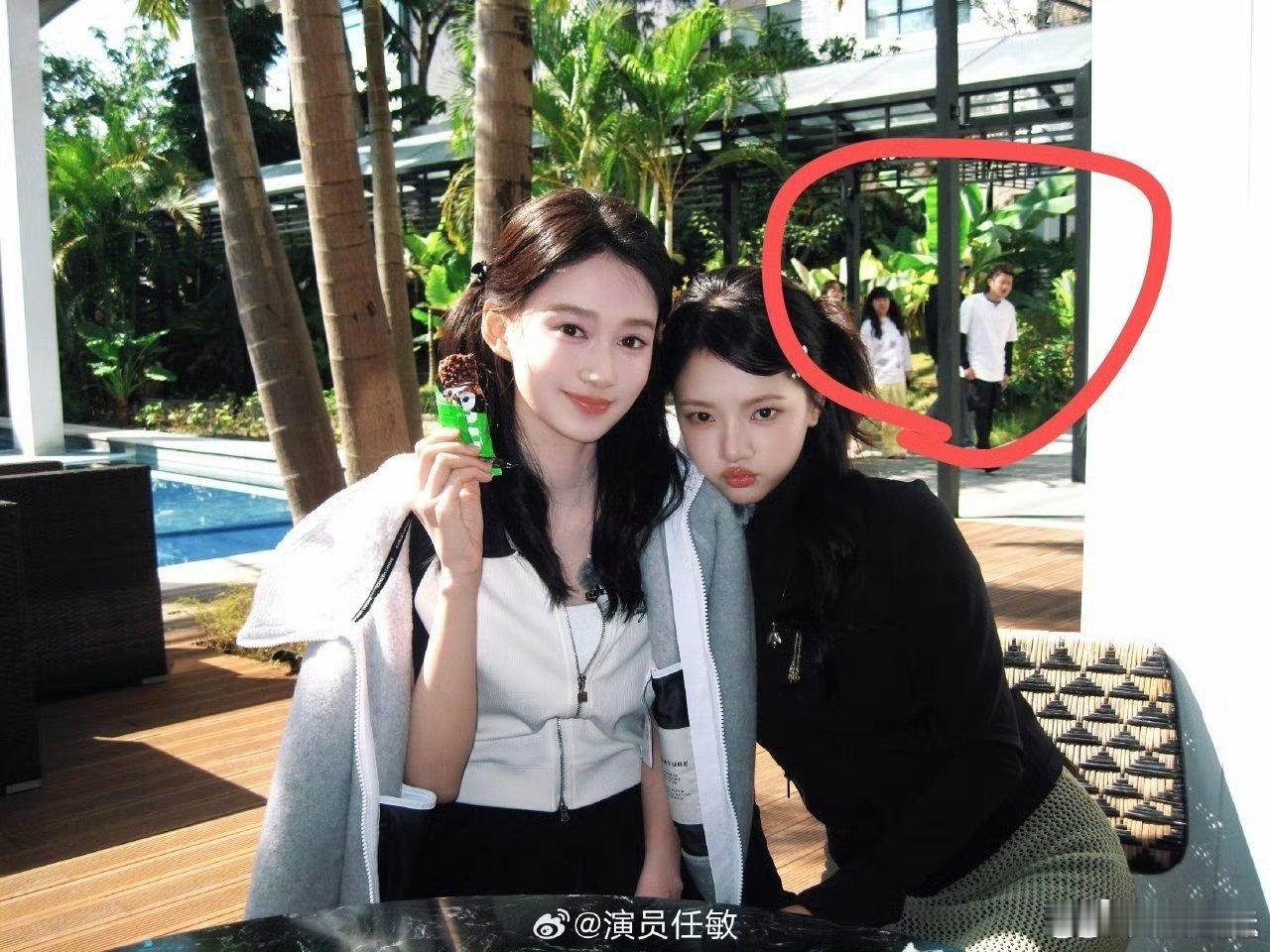 王勉又在别人合照里自曝了每次都在别人合照里捡漏的王勉，不主动不显眼，全靠自曝