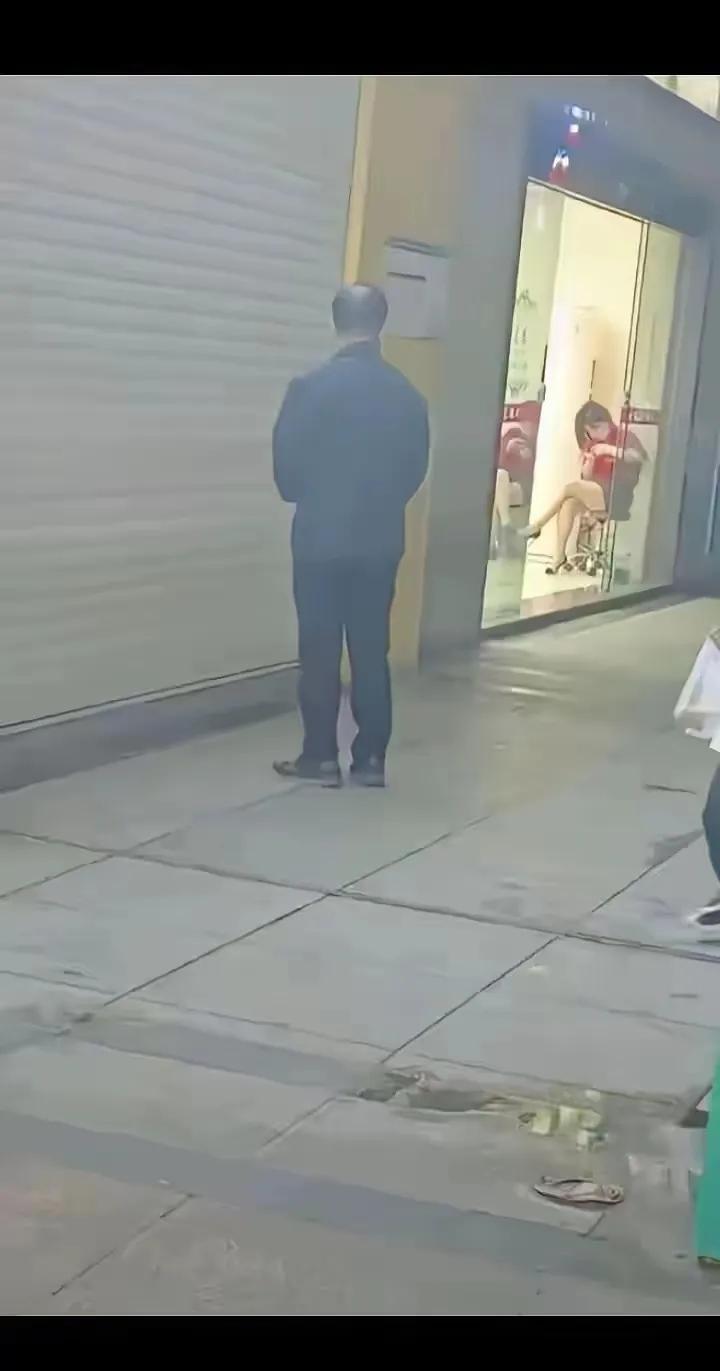 这么大年纪了，还对别人家的女人感兴趣，这是不是男人们的通病啊？这个油腻大叔不晓得