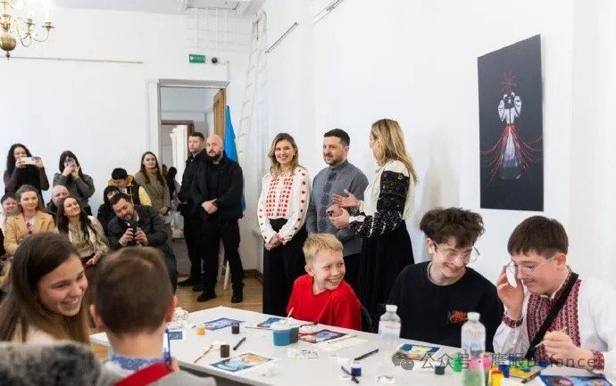 烽火问鼎计划泽连斯基夫妇在基辅及其周边地区看望了阵亡军人的遗孤，从照片里，能看