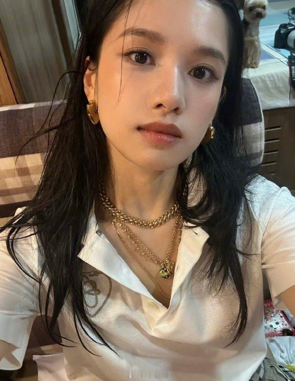 张婧仪出片速度有这么一张脸，随手拍都很权威​​​