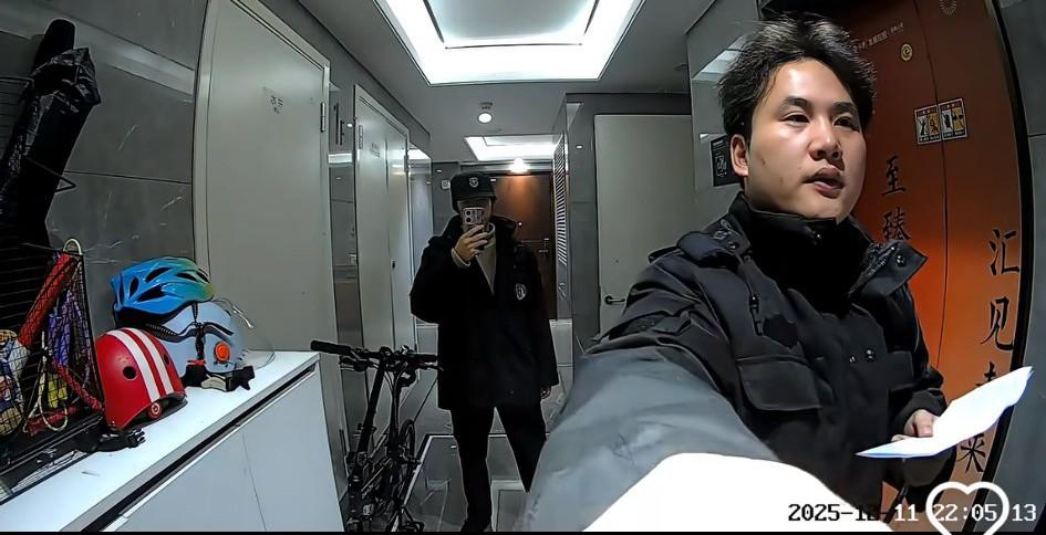 浙江金华，网友发视频吐槽:大半夜上门收物业费，“保利天汇”我也是服了你了，家里老