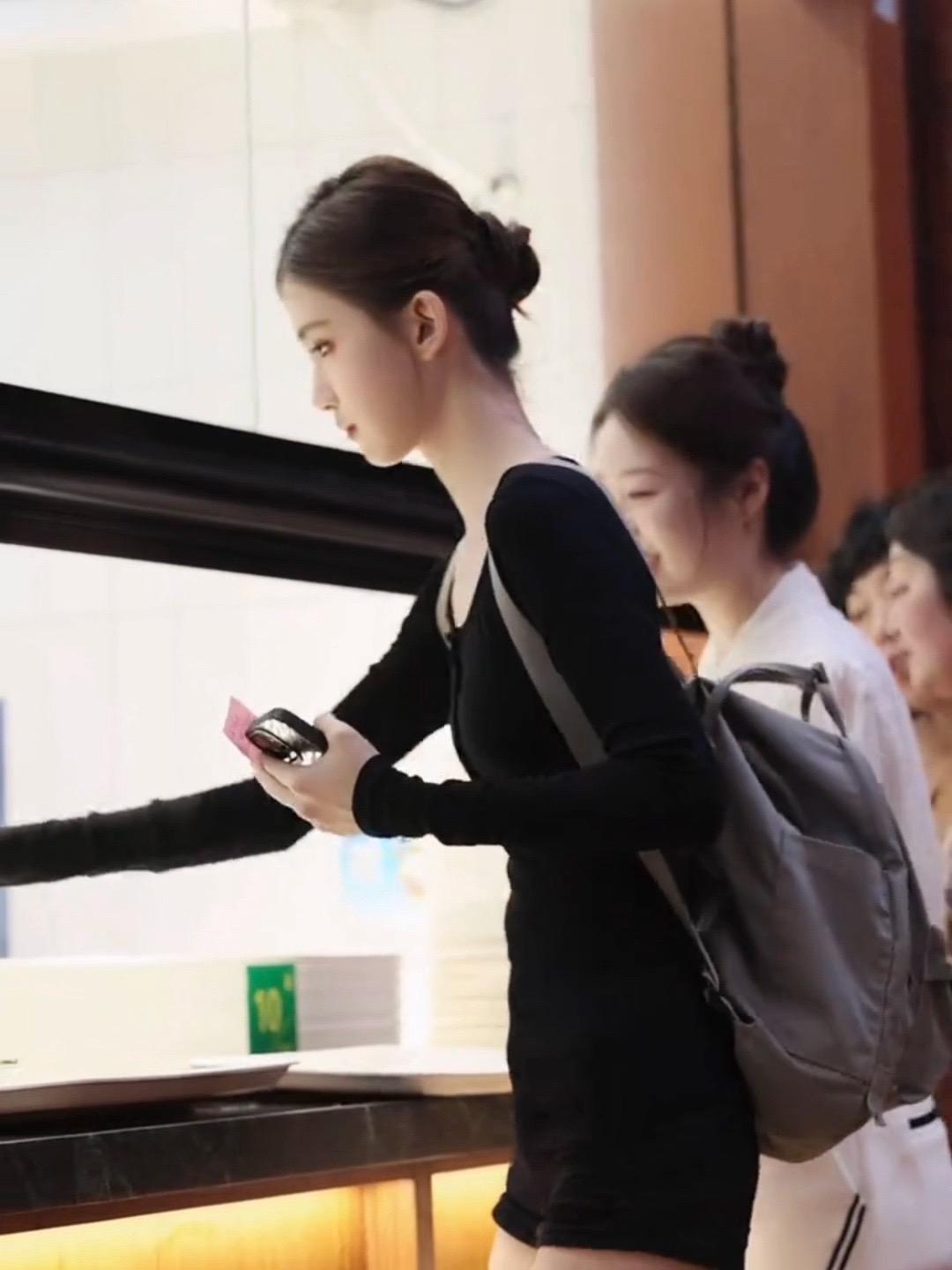 “当你在大学食堂碰上舞蹈系学妹”
