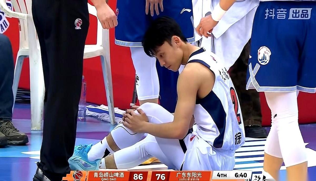 第四节还剩6分多钟，球还在天上飞，篮下“咣”一声闷响，人堆里就倒下一个。是徐杰