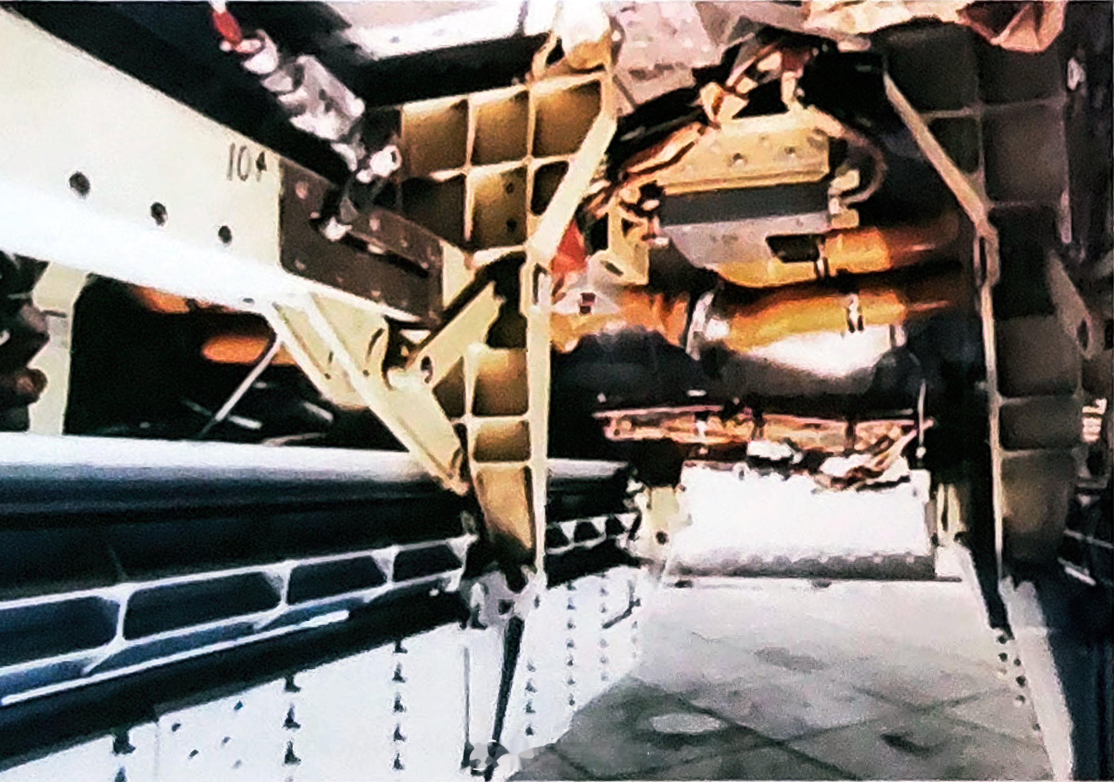 苏-47“金雕”上测试的内置弹舱。可容纳4枚R-77导弹，使用AKU-170挂架
