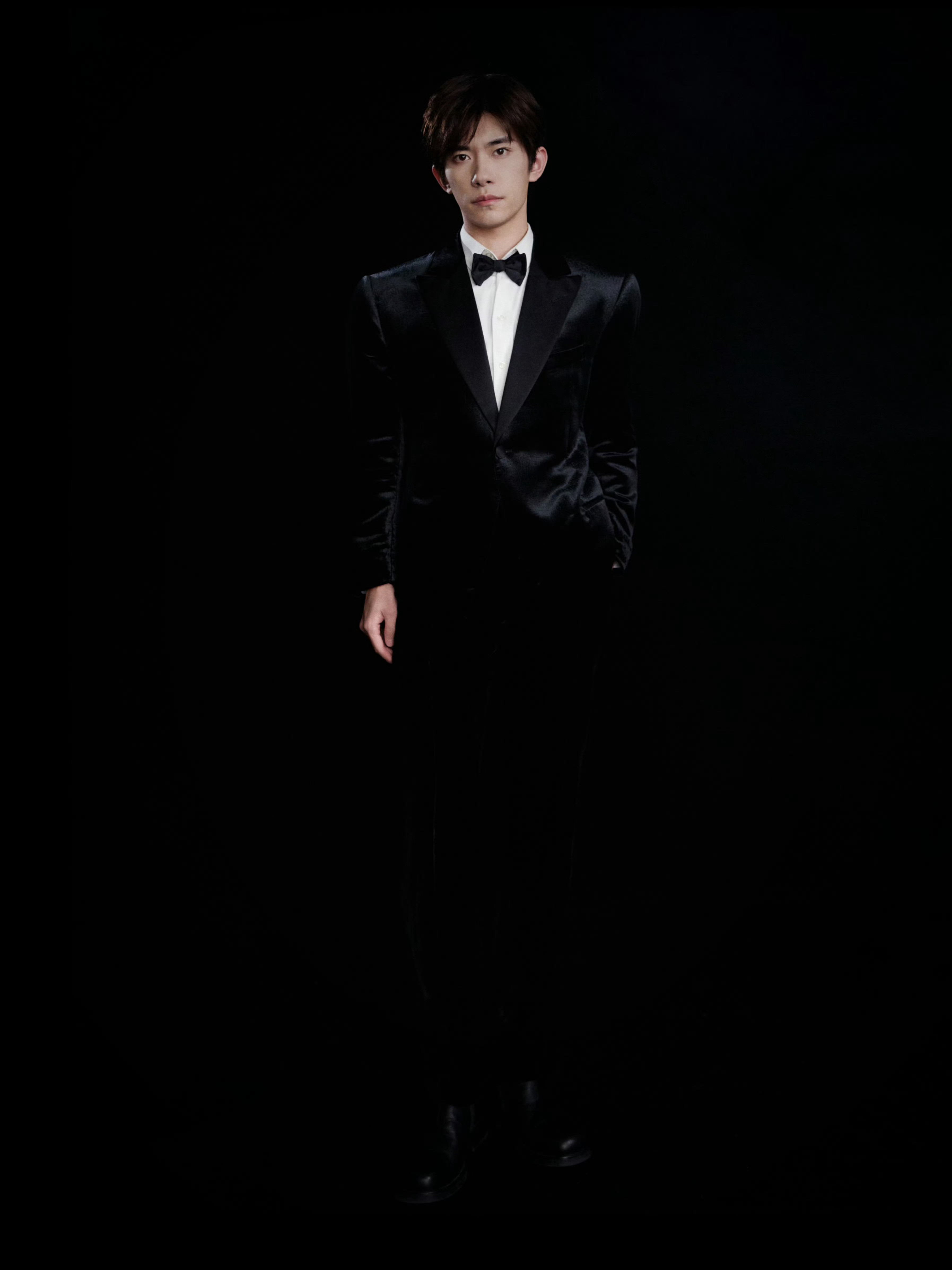 易烊千玺身穿阿玛尼黑丝绒西装，佩戴积家腕表亮相金鸡奖红毯，今晚他将第四次角逐金鸡