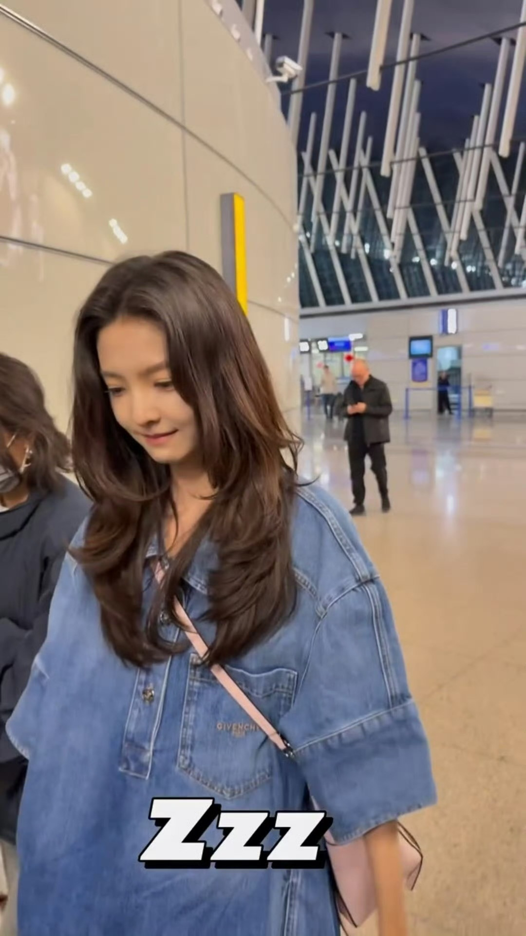 章若楠出发巴黎时装周，好了姐姐我想去法国排队了🥰