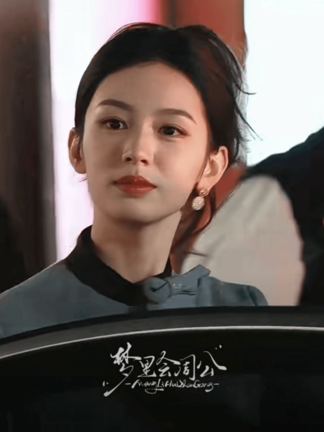 离开年代剧组赶活动的周也，秒变豪门千金大小姐周也豪门大小姐