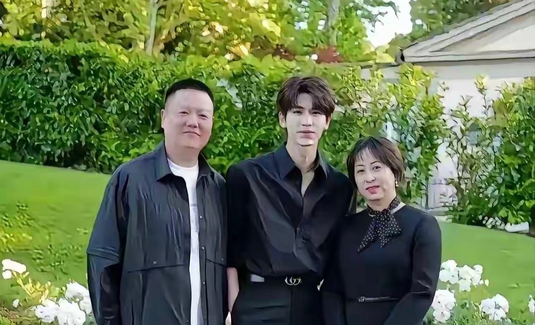 张凌赫爸妈也太会生了吧！明明自己低调内敛，儿子却把优点全捡走了，简直是开盲盒抽中