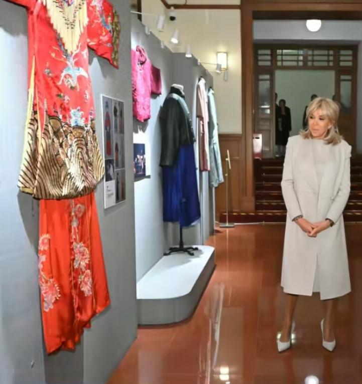 12月4日，布里吉特换了一身造型，出席相关活动，她穿了白色大衣、白色高跟鞋和白色