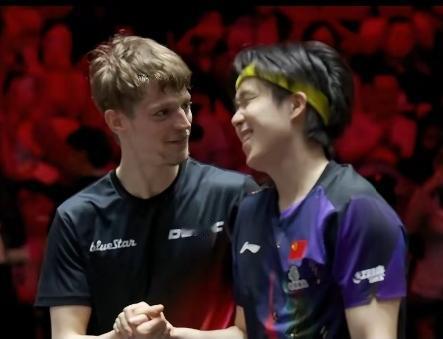 林德输给王楚钦后，两人握手都笑得非常开心，他们还开心得聊了几句，看得出他对头哥是