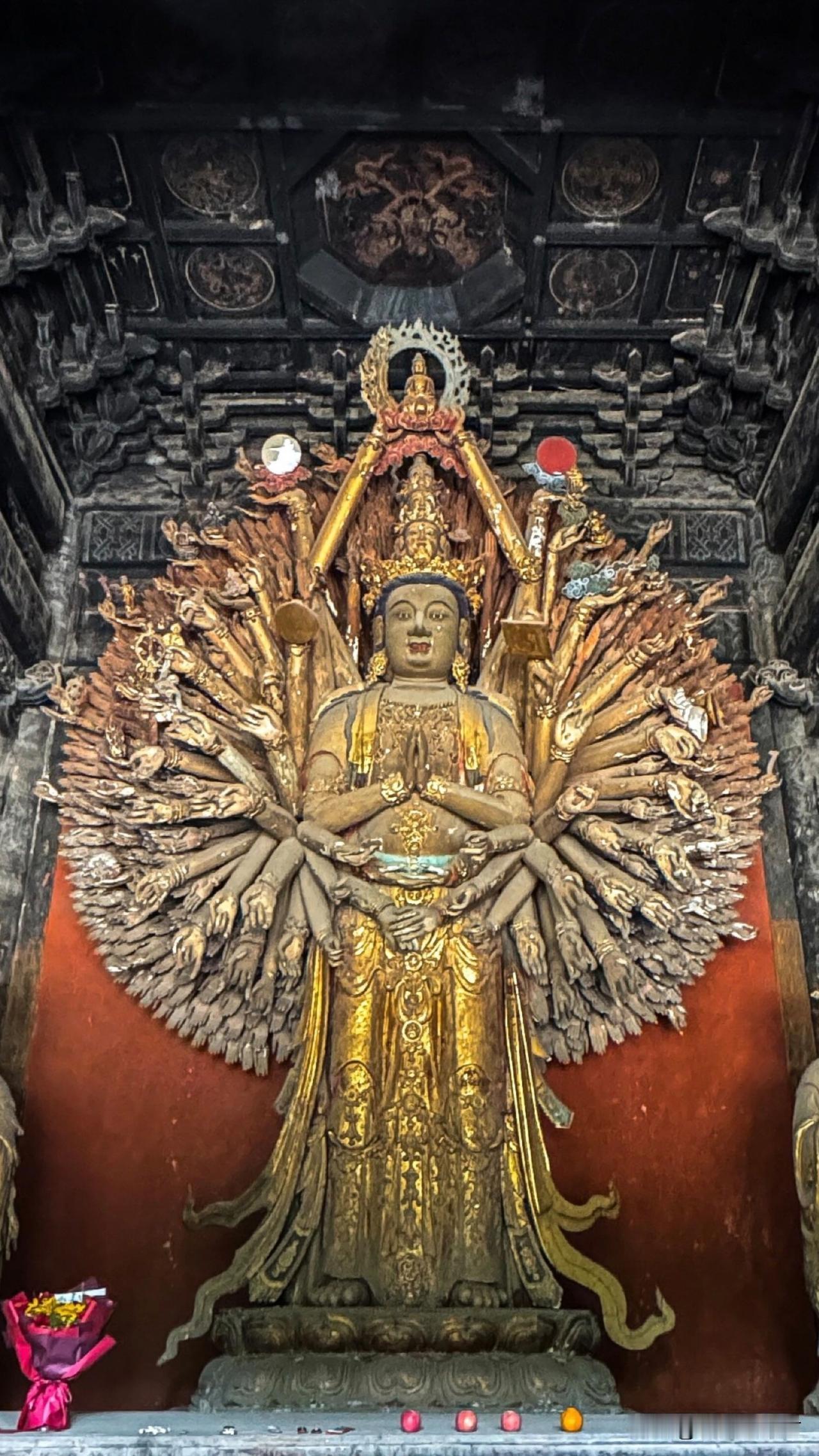 平武报恩寺的千手观音：一木千年，一眼震撼这尊佛像，是四川平武报恩寺的金丝楠