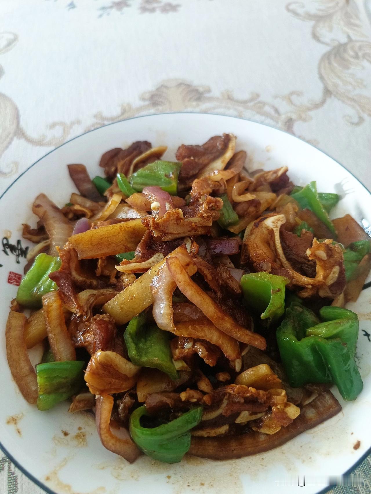 今天的晚饭炒了一个素菜，又炒了一个荤菜。这些日子吃的饭一直是偏素。也是近来这天气