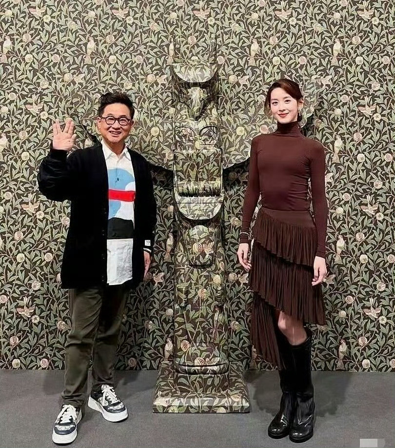 章泽天肋骨外翻肋骨外翻可能由多种原因引起，比如太瘦、错误的呼吸模式、腹肌无力、骨