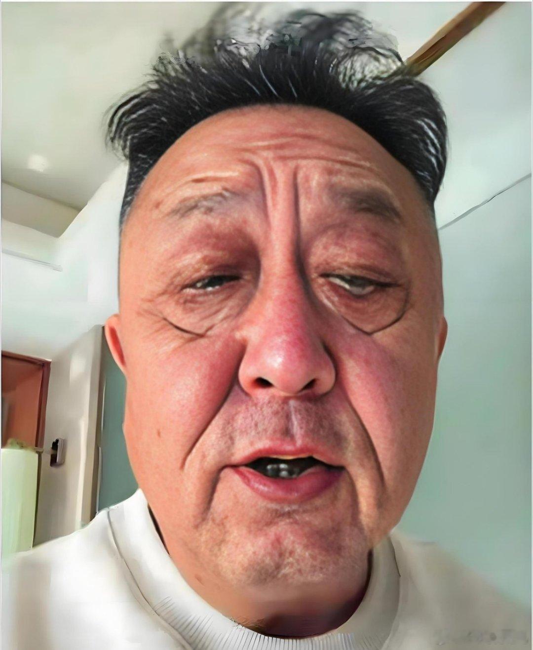 秦霄贤在台上突然接不上话了，两千人的剧场里，气氛瞬间尴尬了三秒。于谦看都没看他一