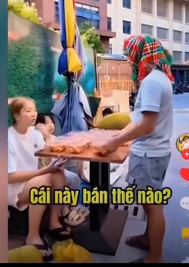 越南博主用越南盾付款被中国摊主拒绝，越南网友破防了这个博主试吃了路边摊的小蛋