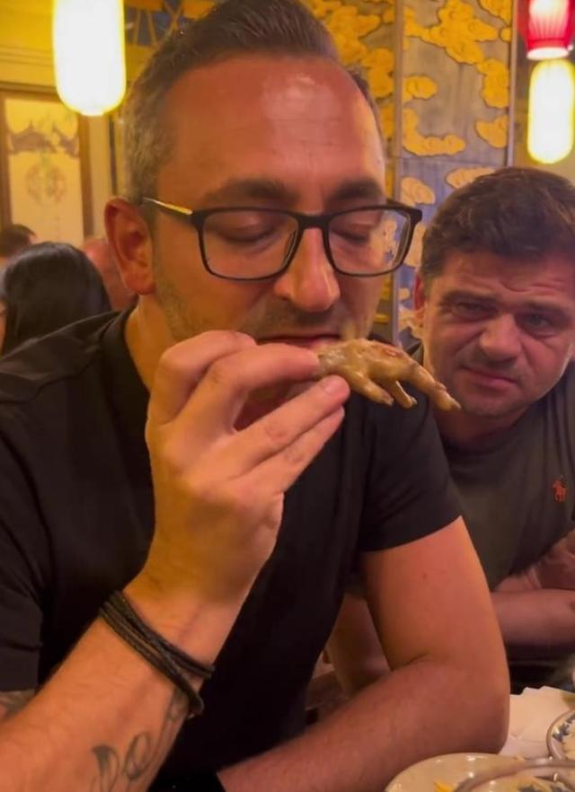 在饮食方面，西方人着实有些造孽了！就拿吃鸡来说，在西方饮食里，鸡胸肉常被奉为健康