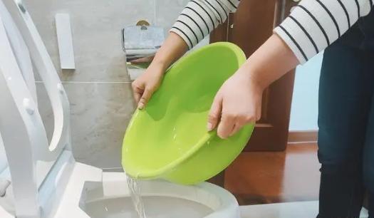 我姐有个雷打不动的习惯，坚持了40多年。​就是洗马桶，从不要洁厕灵，一直都是用