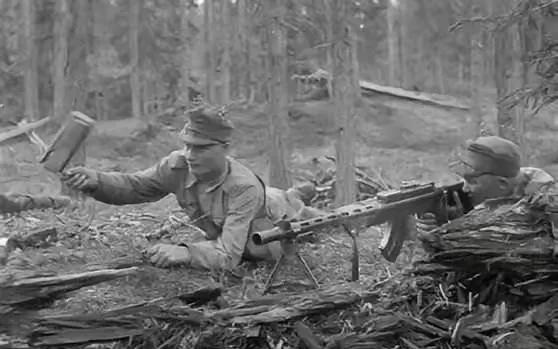 1945年，机枪手杜相云发现，日军掌握了他的射击规律，每次他一开枪，日军就卧倒，