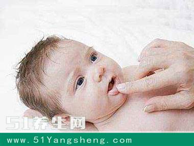 宝宝得了口角炎, 烂了嘴角这样做却。。。