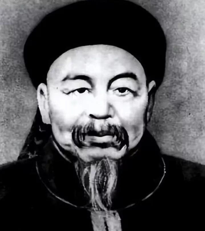 1885年，74岁左宗棠去世。慈禧听到以后十分伤心，她想起了左宗棠生前留下的奏章
