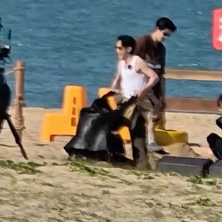 谁能懂这个檀健次在干嘛何老师：这傻孩子…（ps：傻孩子自己把自己埋坑里的，然