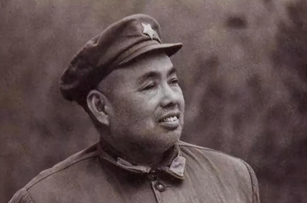 1956年春，北京，毛泽东、许世友以及参加中央工作会议的领导干部，面对的并不只是