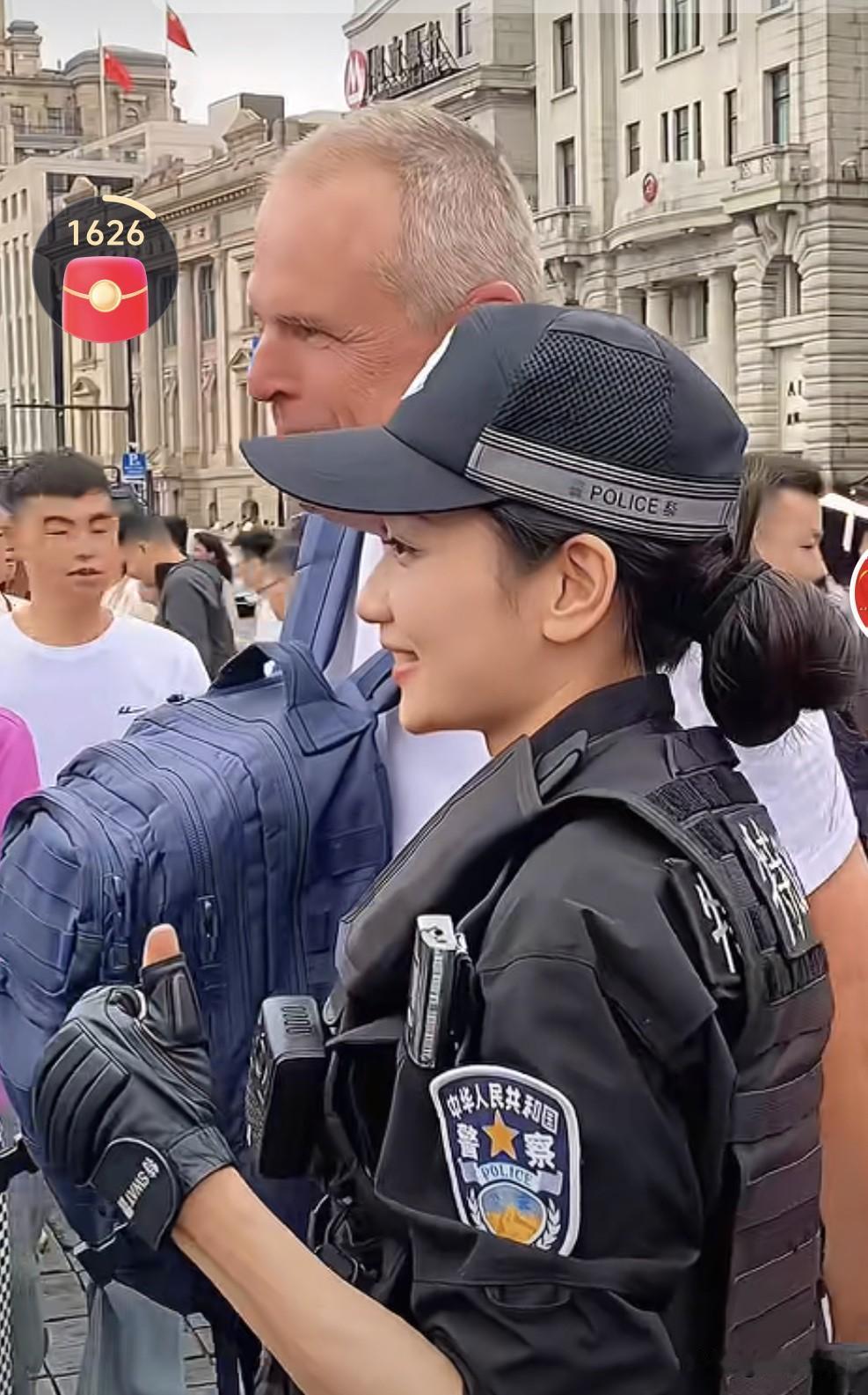 这位拒绝外国游客搂肩的女特警，是上海女特警钱雪颖。国庆期间，上海外滩人头攒动