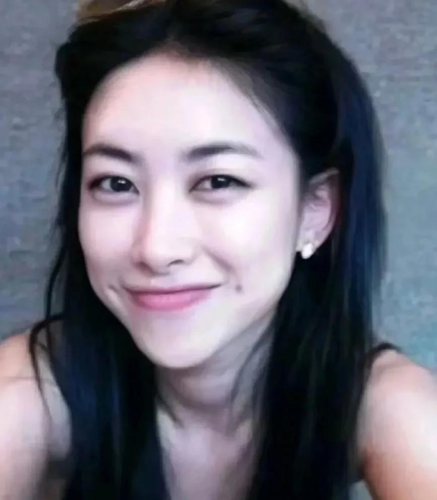 朱珠早期真是娱乐圈“反骨”美人！顶着富二代光自身也足够优秀，从摇滚辣妹烟熏妆到欧