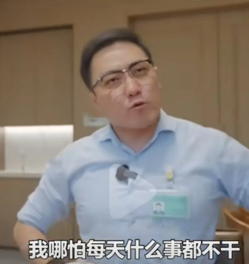 终于理解当年入职格力的王自如，为何会当众大拍董小姐的彩虹屁，一副求生欲满满的“谄