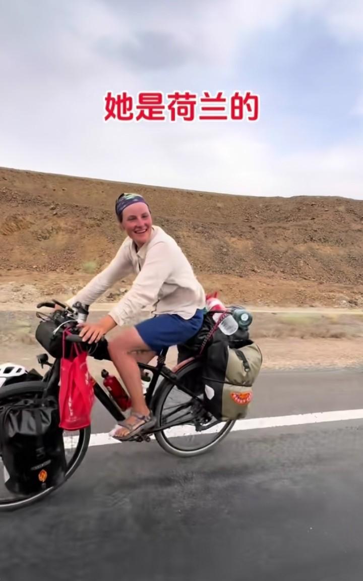 “手茧老师”在国道216去往可可托海的路上偶遇一名外国骑行者，通过询问得知，女子