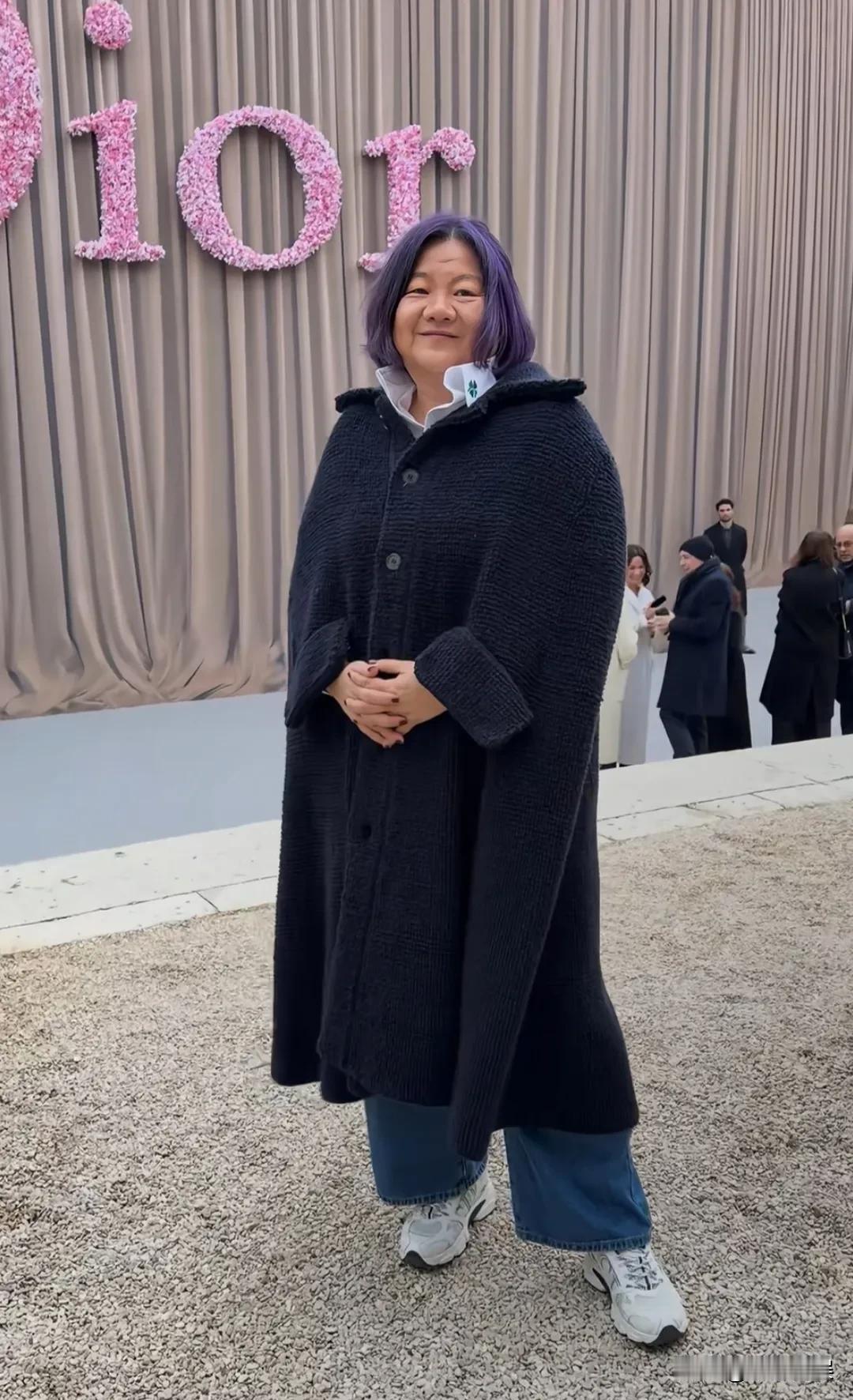 洪晃就是洪晃，别人看秀是穿高定，打扮精致，她看秀是素颜，穿得像去菜市场似的，松弛