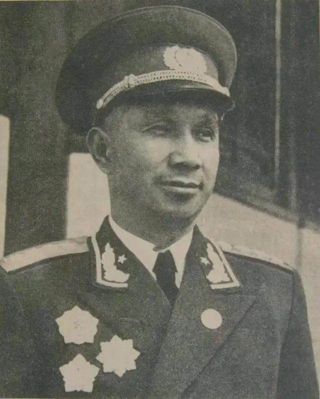 1942年，日伪中将派人给粟裕送了一包烟，粟裕有些奇怪。然而，当他打开香烟后，瞬