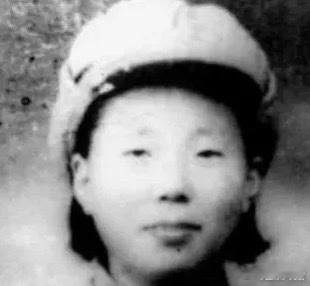 1945年，一位年轻战士被日军抓捕，日军打得他血肉模糊。突然，老乡趁着日军休息时