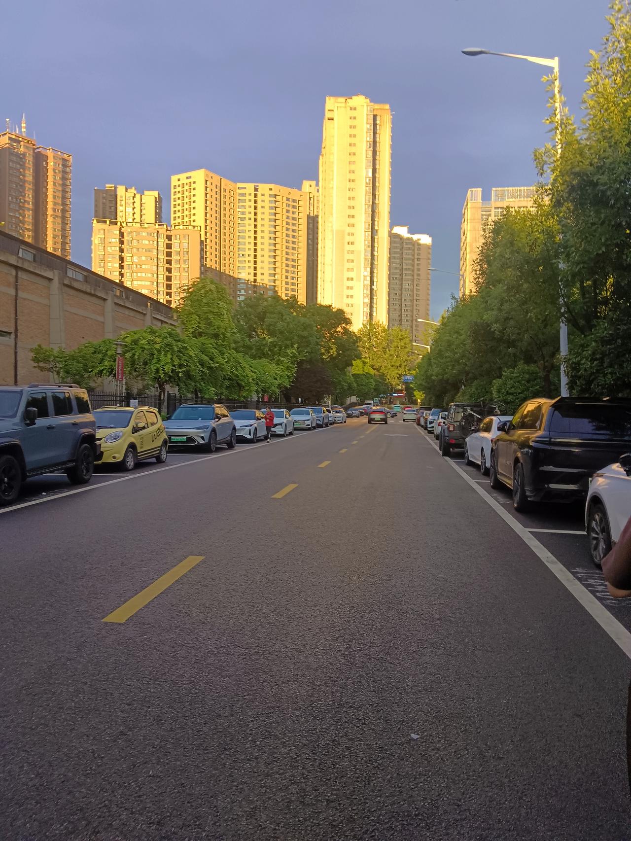 西安昨天出太阳啦西安连日来的阴雨天气，让人民几乎忘记这是三伏天、忘记这炎