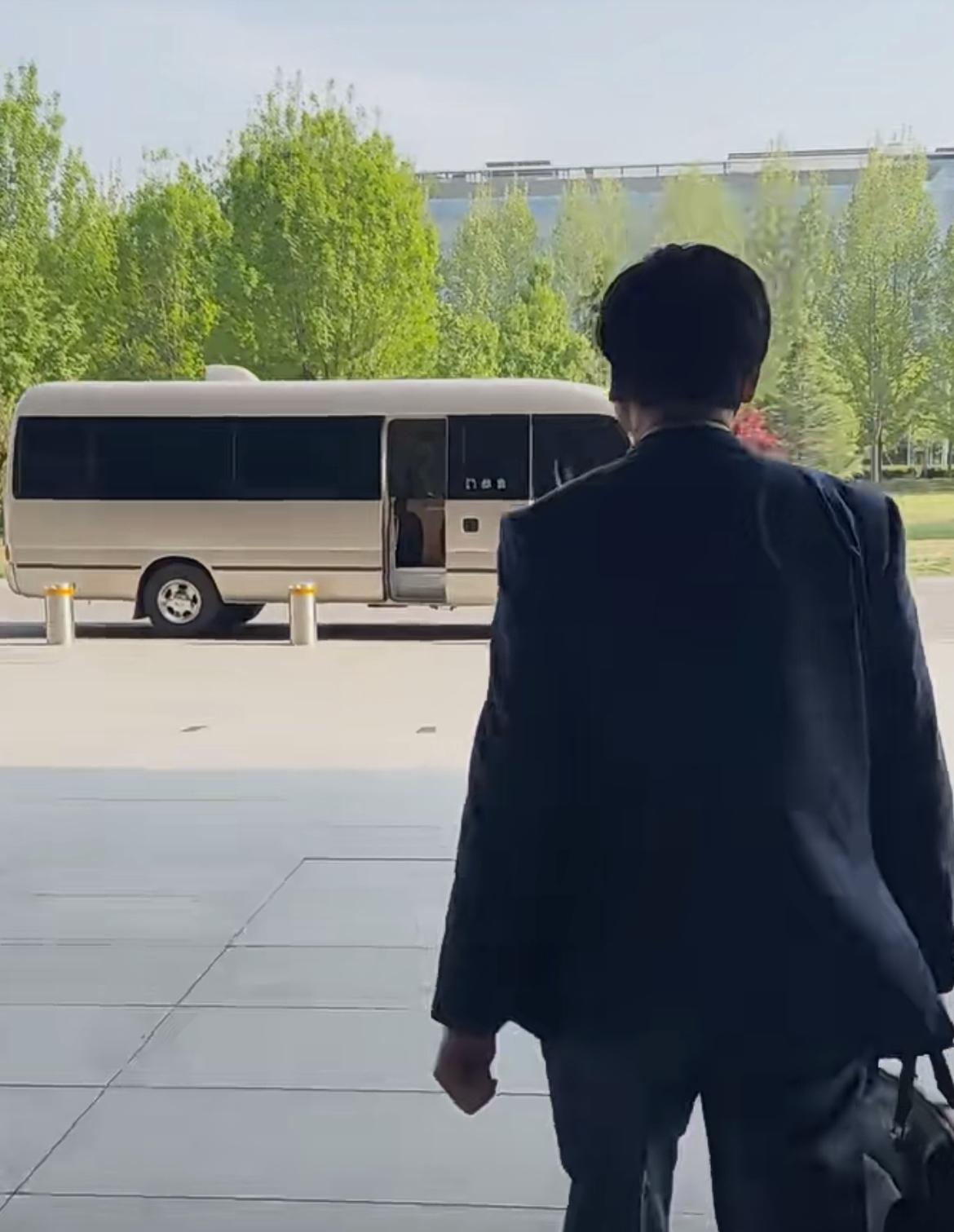 杨元庆拜会李彦宏！近日，联想集团董事长兼CEO为杨元庆带队造访百度集团，