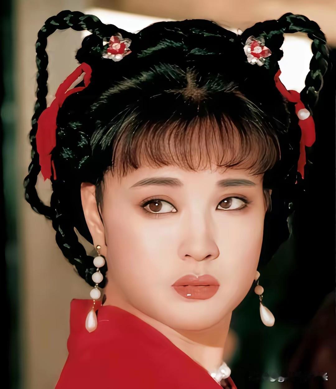 奶奶的年龄偏要演孙女的角色，刘奶奶太难为自己了。再高明的化妆师化得了眼睛化不了