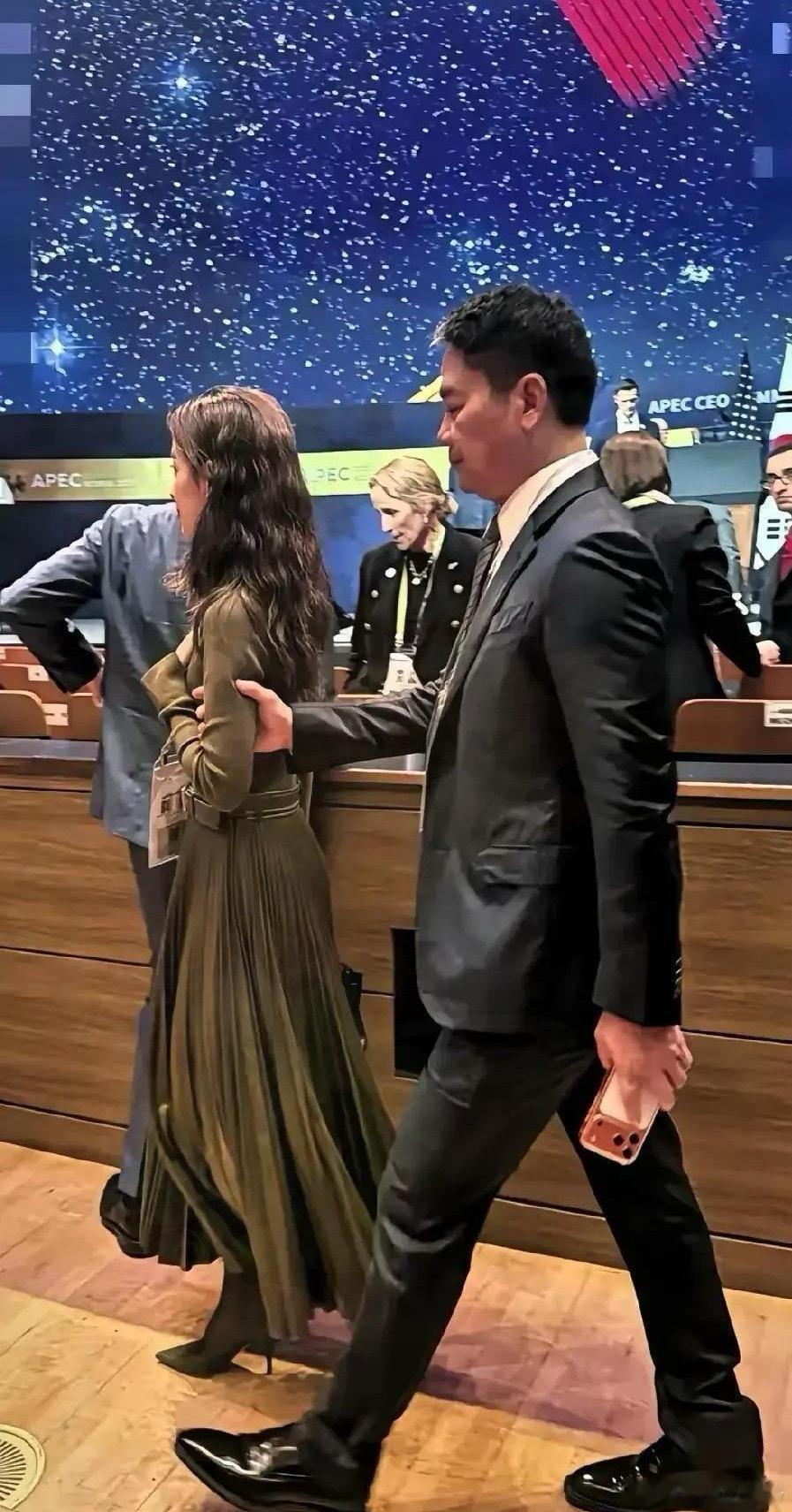 为什么章泽天敢在公共场合这么做？原来这些年，章泽天早就悄悄的，给了自己足够的底气