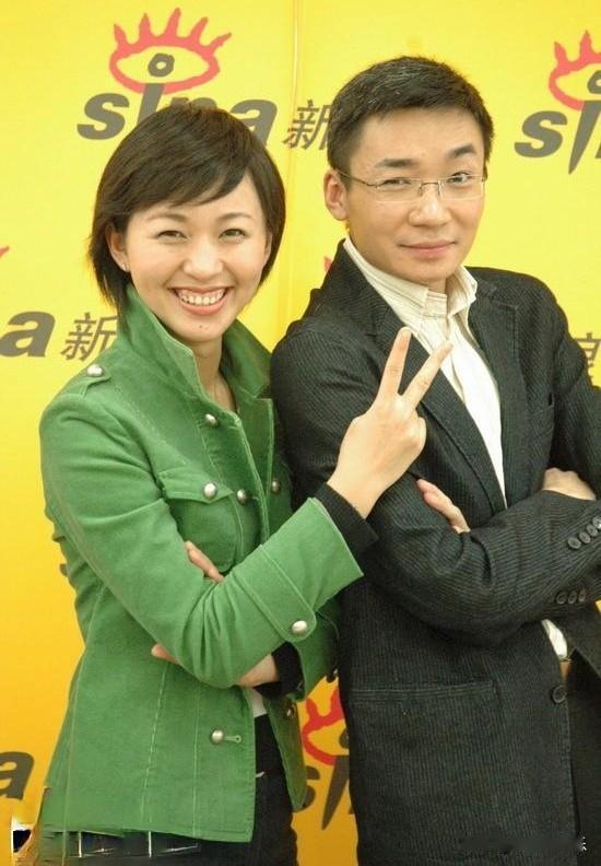 多年前，欧阳夏丹参加活动时拍的一张合影，那时候的她笑的真开心，就是不知道他旁边的