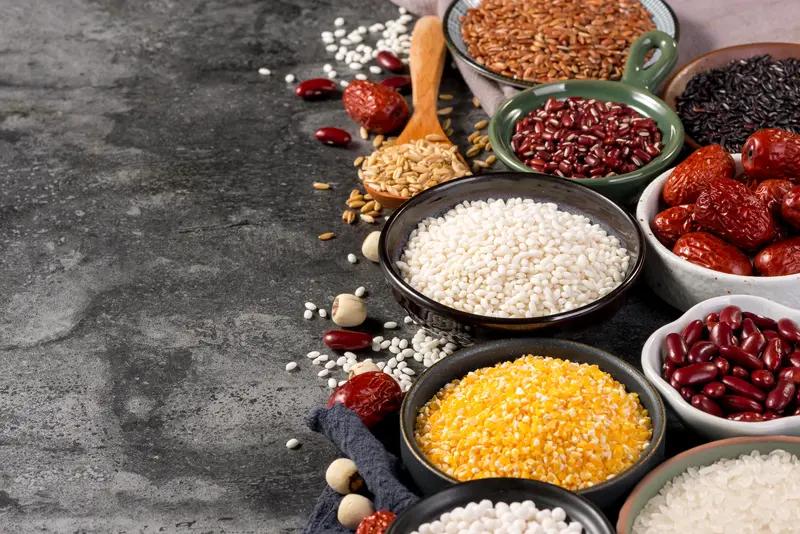 不吃碳水,血糖就会降下来吗?不吃碳水，血糖不一定就会降下来。碳水是血糖主要来源