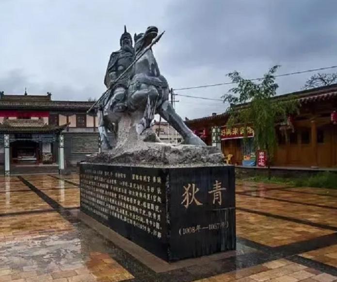 公元1052年，44岁狄青抵达前线，先斩32名将校立威，随即严令：“出兵者，杀无