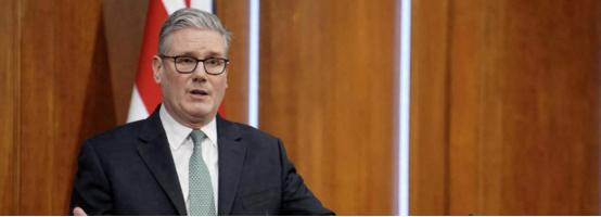 离开中国好几天了，斯塔默越想越不对劲，在国会议会上罕见发飙 2月3日的