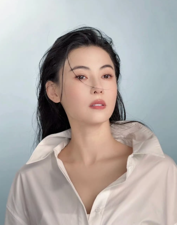 张柏芝近照妈呀她这皮肤状态也太好了吧刚刚好的清透感，绝了我的一个朋友说，图中