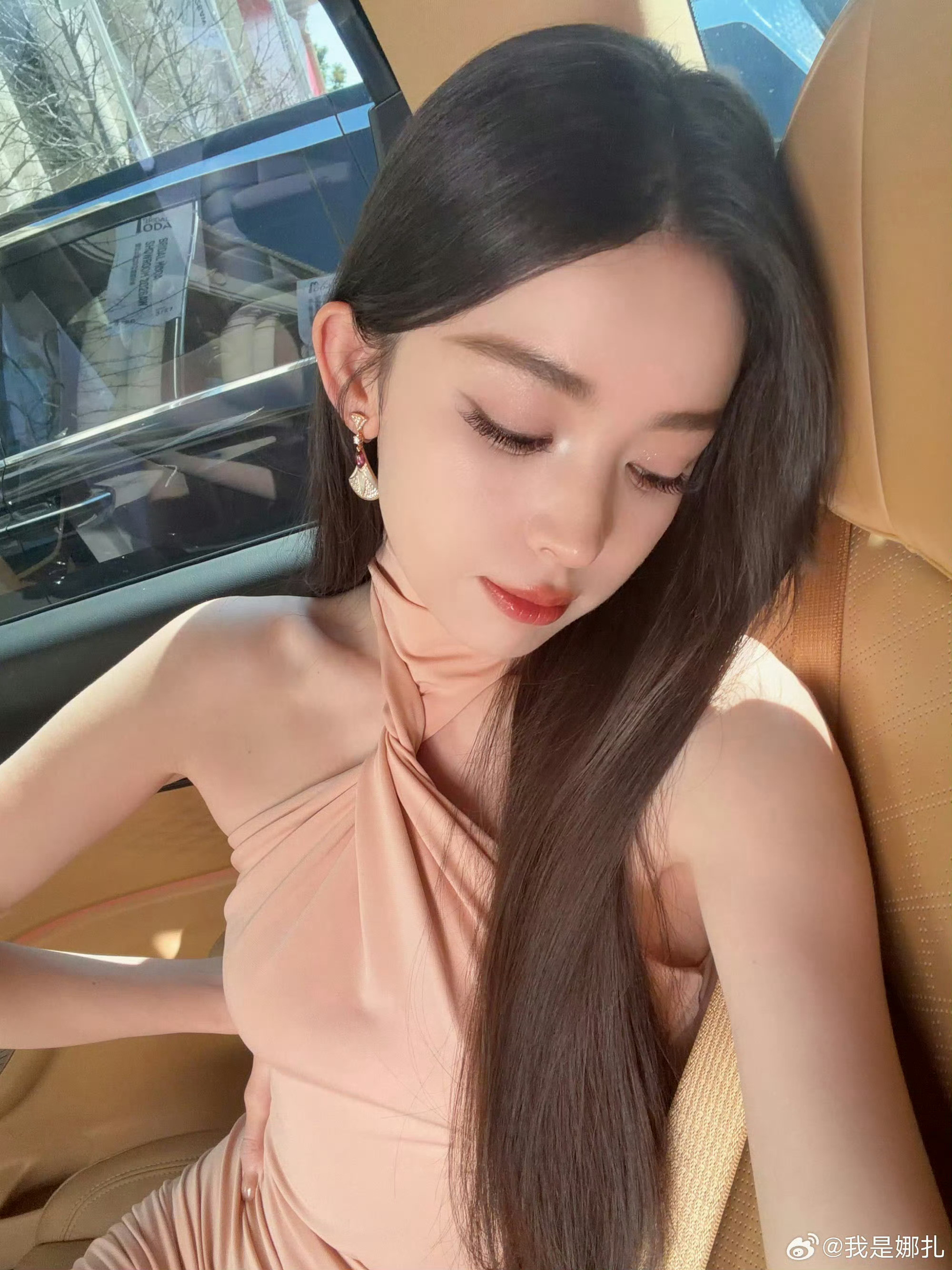娜扎春日车内自拍娜扎淡粉挂脖裙好绝掉落一组车内自拍黑长直配裸粉挂脖裙，温柔又性感