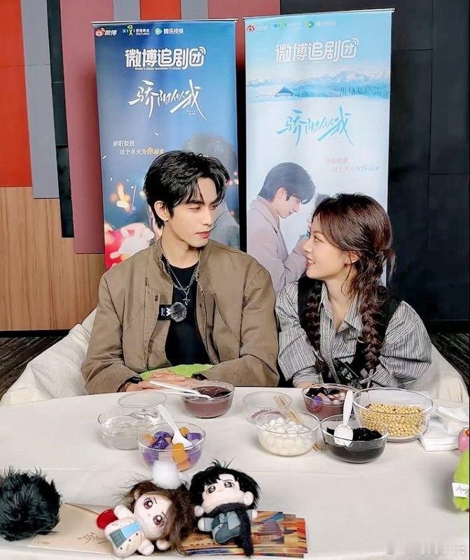 骄阳似我追剧团直播宋威龙黑色皮衣亮相追剧团，完美复刻剧中霸总气场！眼神自带威压