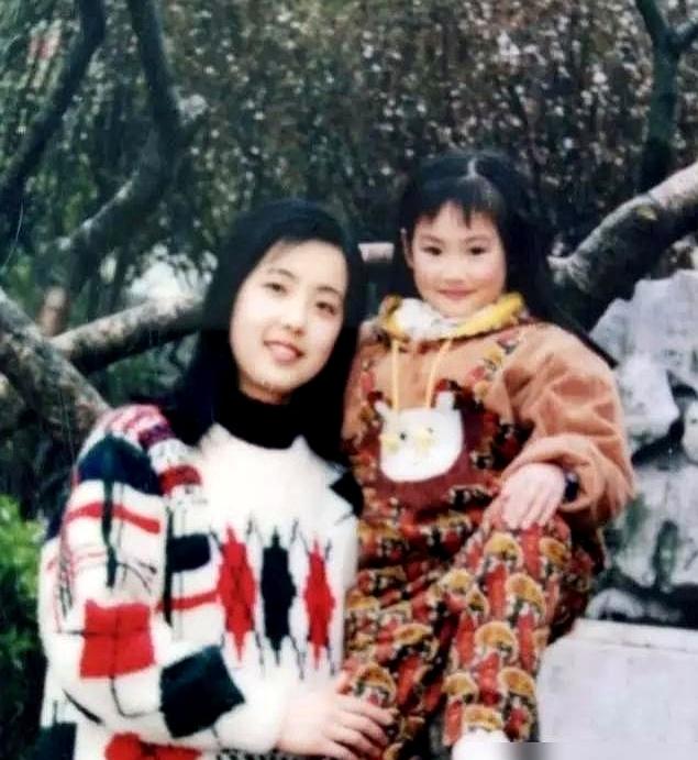 李纯她妈，真的让人又心疼又无奈。演员李纯最近在节目里吐槽，说给她妈买的大