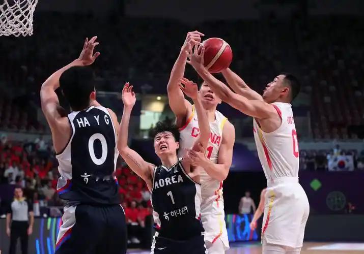 男篮世预赛韩国队双杀中国男篮，第一场输4分，第二场输14分。看来中国男篮彻底摆烂