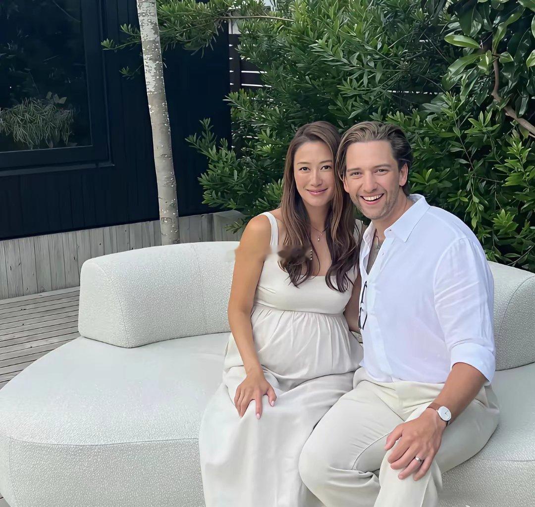 第一次见谢婷婷的老公不得不说，这大叔长得挺帅气的啊两人太般配了。